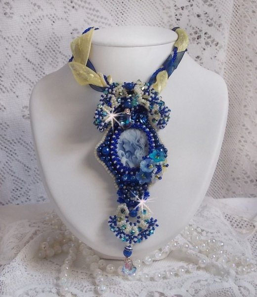 Colar pendente Haute-Couture Blue Palace com contas de sementes coloridas e cristais Swarovski