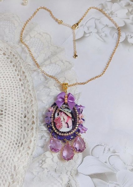 Pendentif Petit Bonheur cr&eacute;&eacute; avec breloques poires, fleurs verres, n&oelig;ud satin et Cristal Swarovski