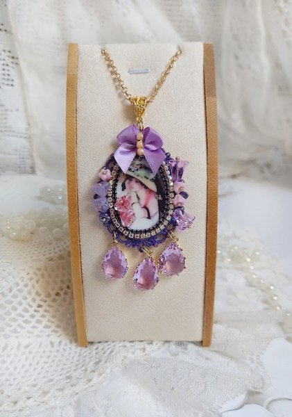 Pendentif Petit Bonheur cr&eacute;&eacute; avec breloques poires, fleurs verres, n&oelig;ud satin et Cristal Swarovski