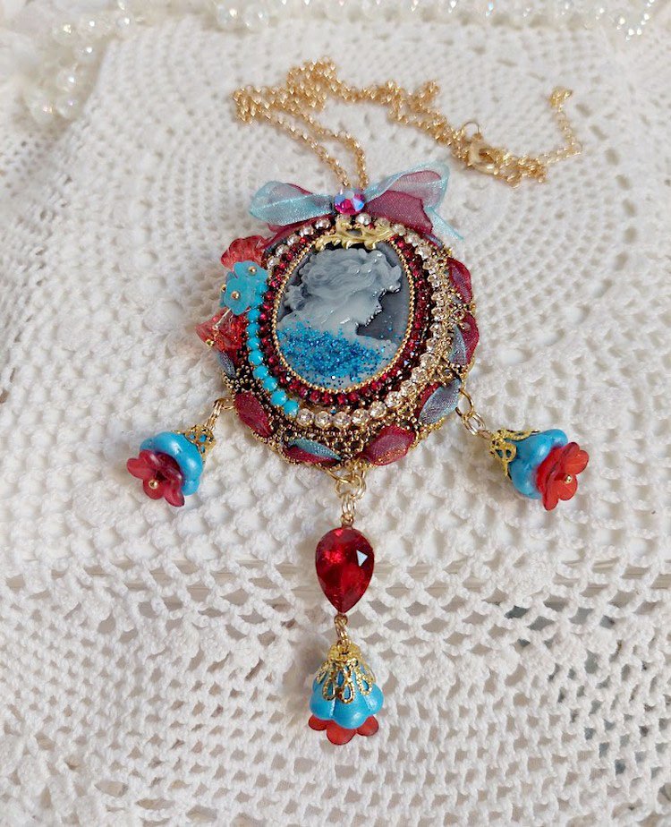 Pendentif Broche Scarlet mont&eacute; avec cabochon r&eacute;sine, rubans, breloques et perles Cristal Swarovski