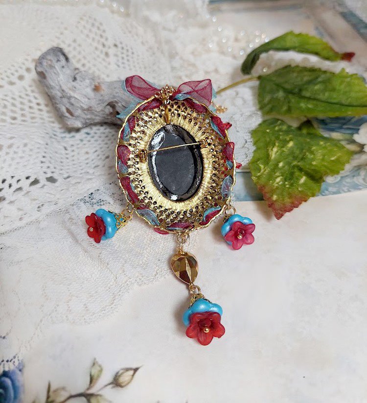 Pendentif Broche Scarlet mont&eacute; avec cabochon r&eacute;sine, rubans, breloques et perles Cristal Swarovski