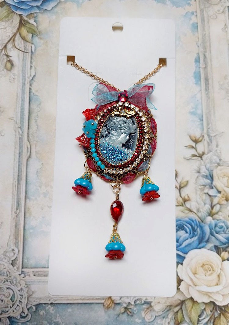Pendentif Broche Scarlet mont&eacute; avec cabochon r&eacute;sine, rubans, breloques et perles Cristal Swarovski