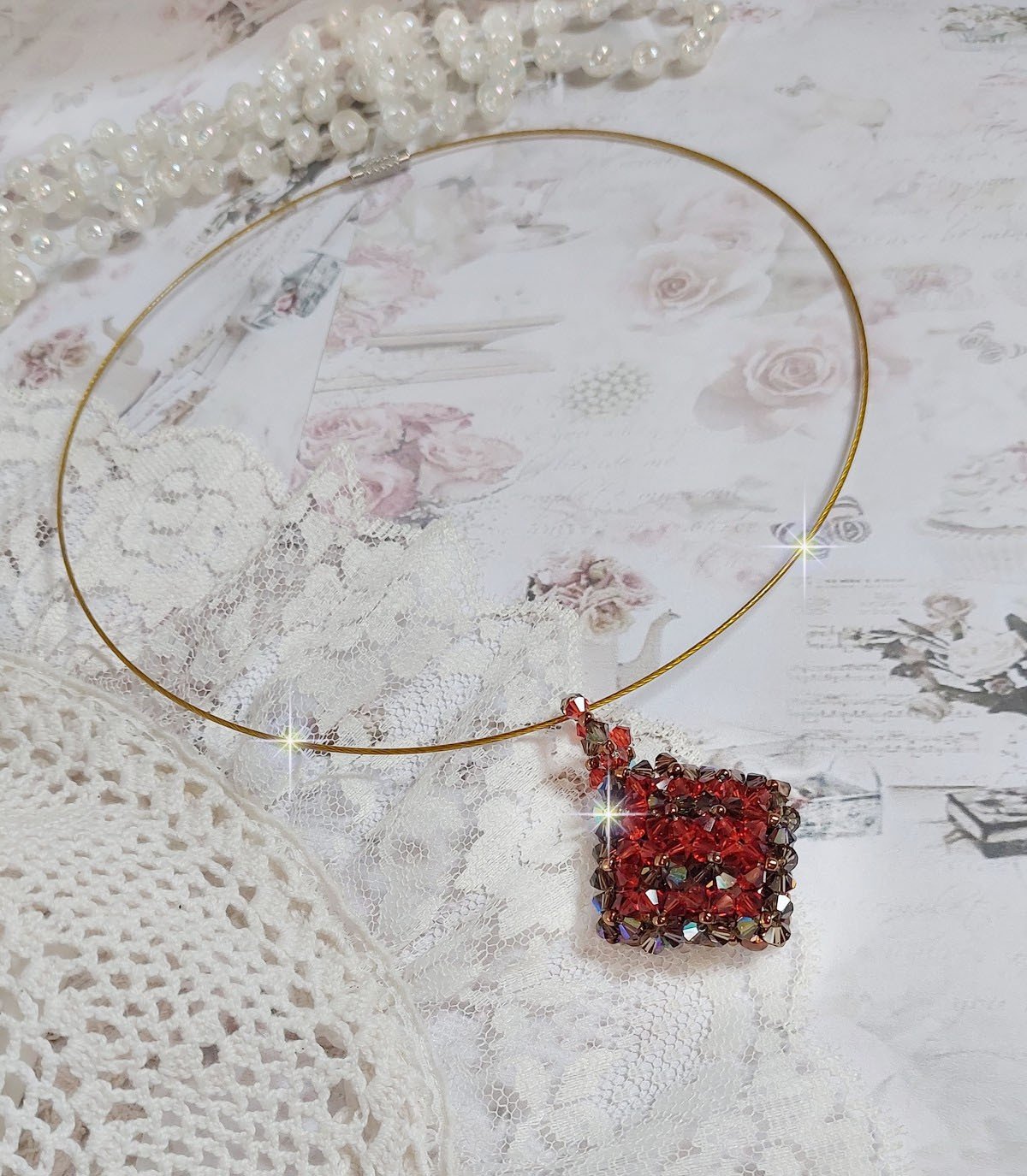 Pendente de camelo montado com facetas de cristal Swarovski e fiadeiras