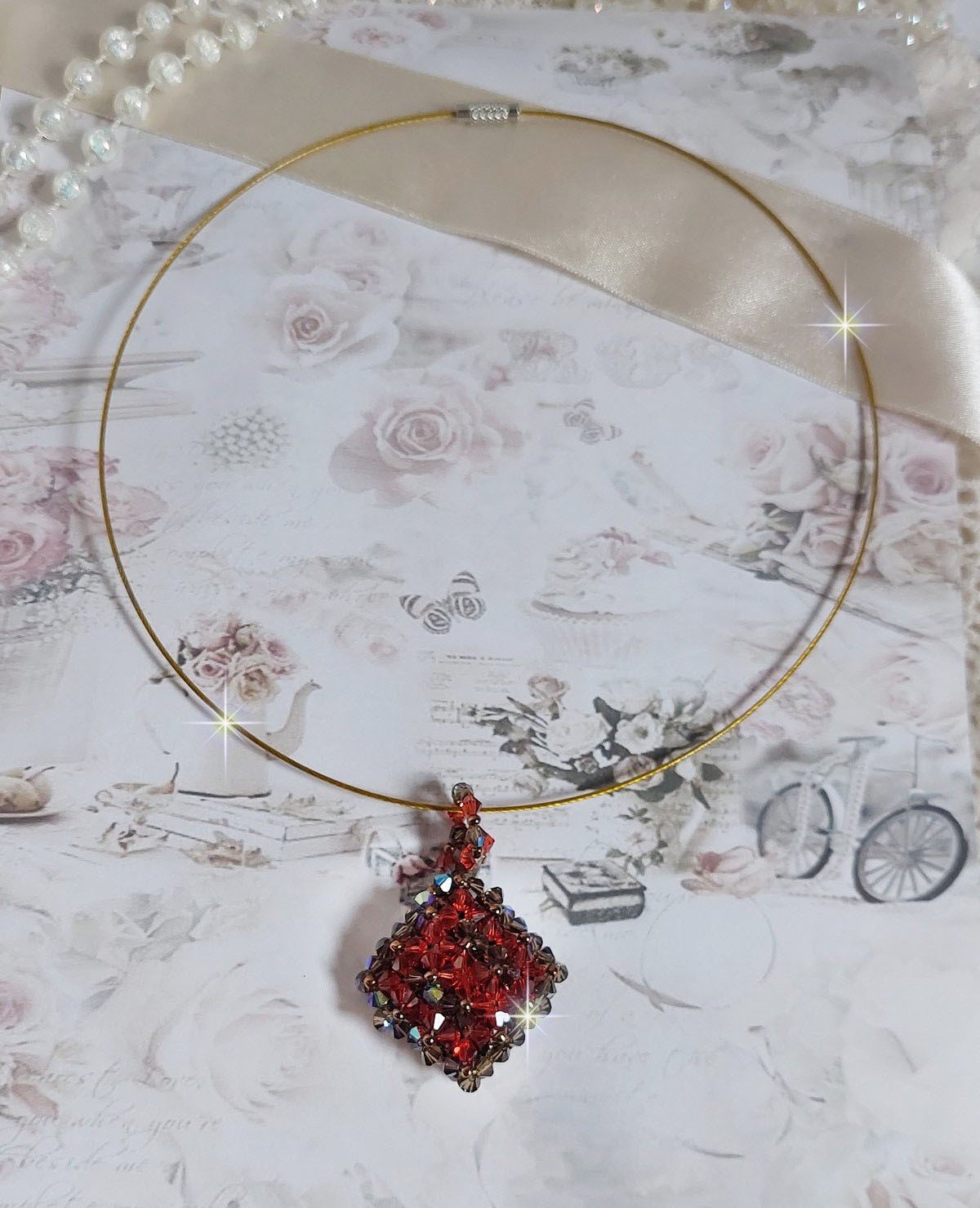 Pendente de camelo montado com facetas de cristal Swarovski e fiadeiras