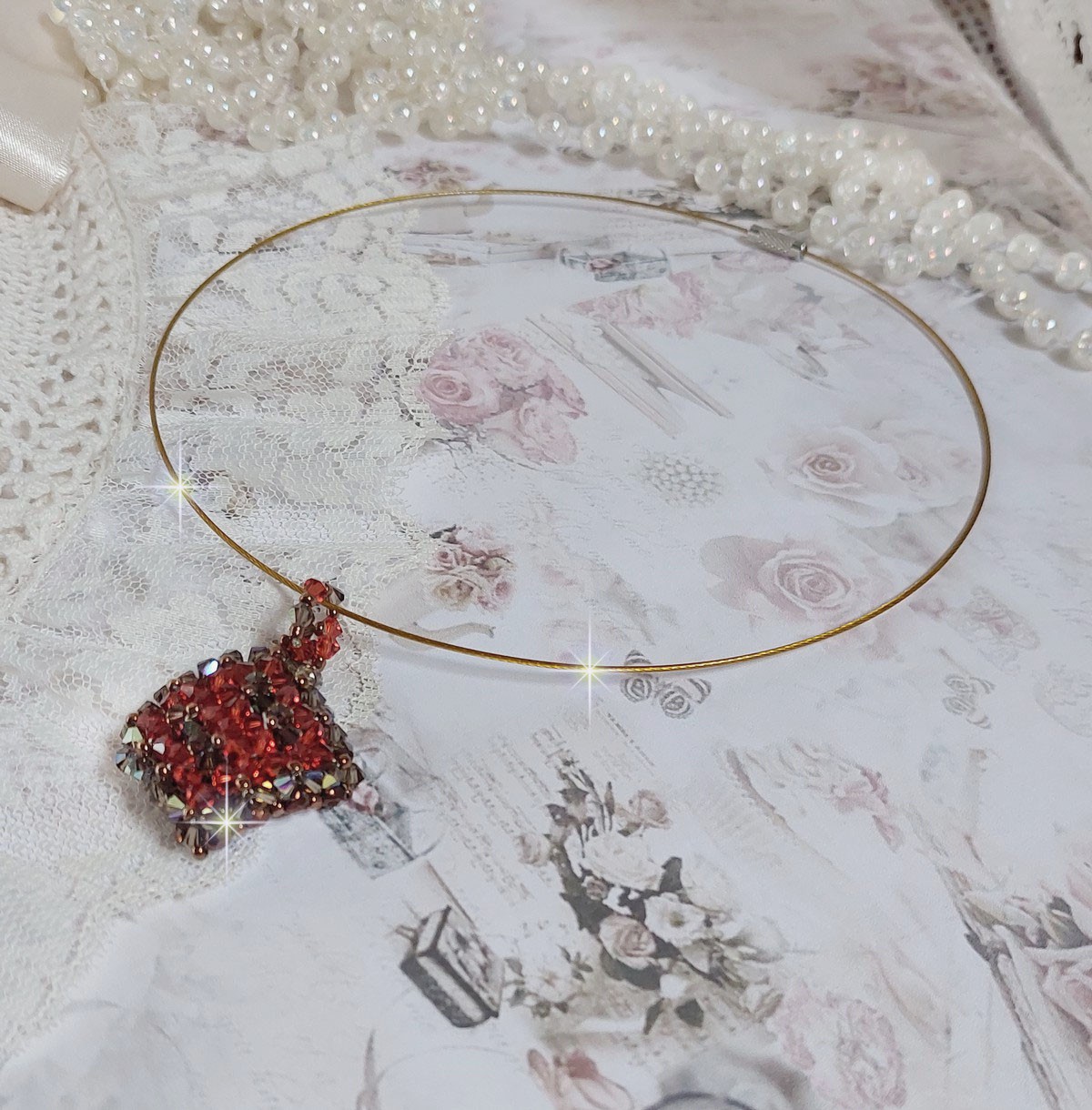 Pendente de camelo montado com facetas de cristal Swarovski e fiadeiras