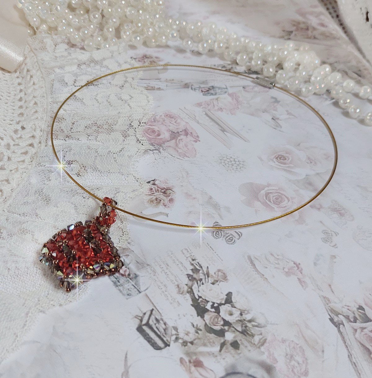 Pendente de camelo montado com facetas de cristal Swarovski e fiadeiras