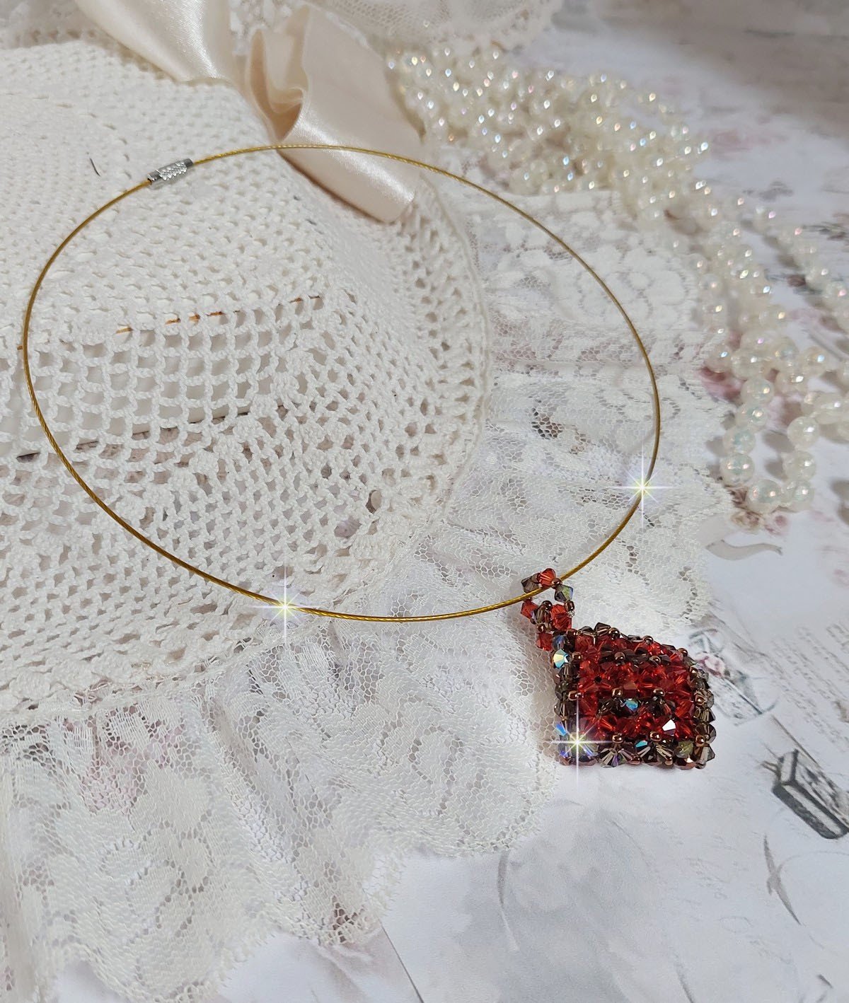 Pendente de camelo montado com facetas de cristal Swarovski e fiadeiras