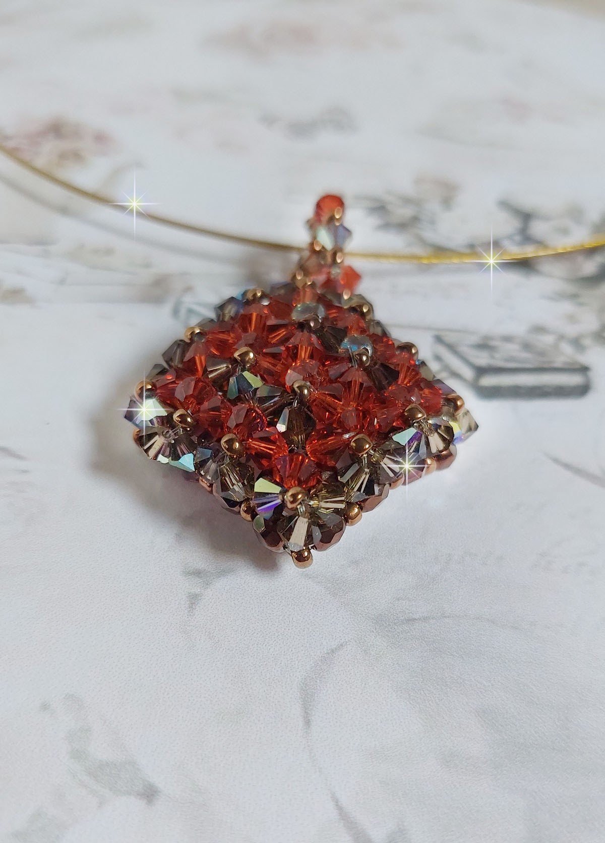 Pendente de camelo montado com facetas de cristal Swarovski e fiadeiras