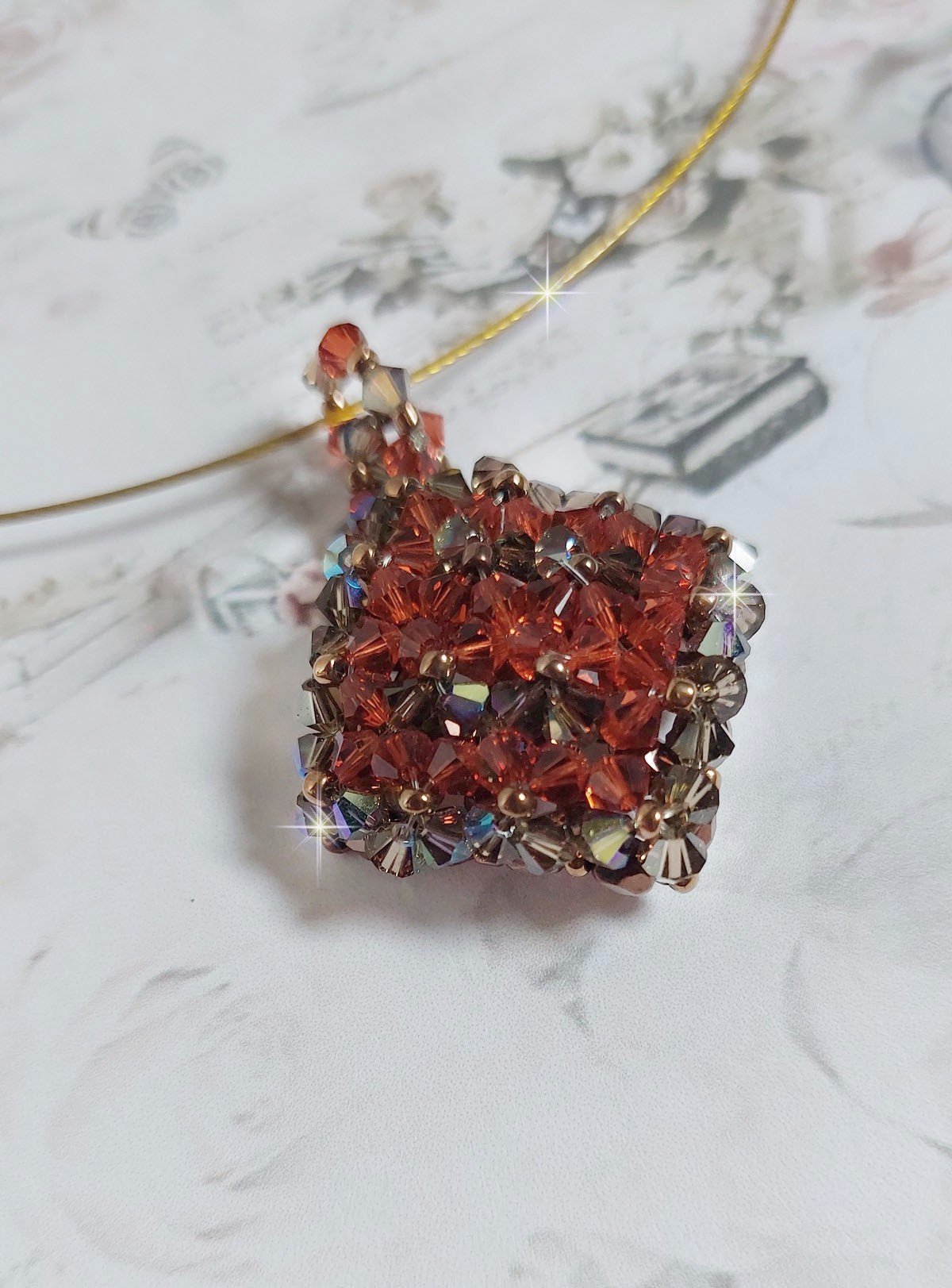 Pendente de camelo montado com facetas de cristal Swarovski e fiadeiras