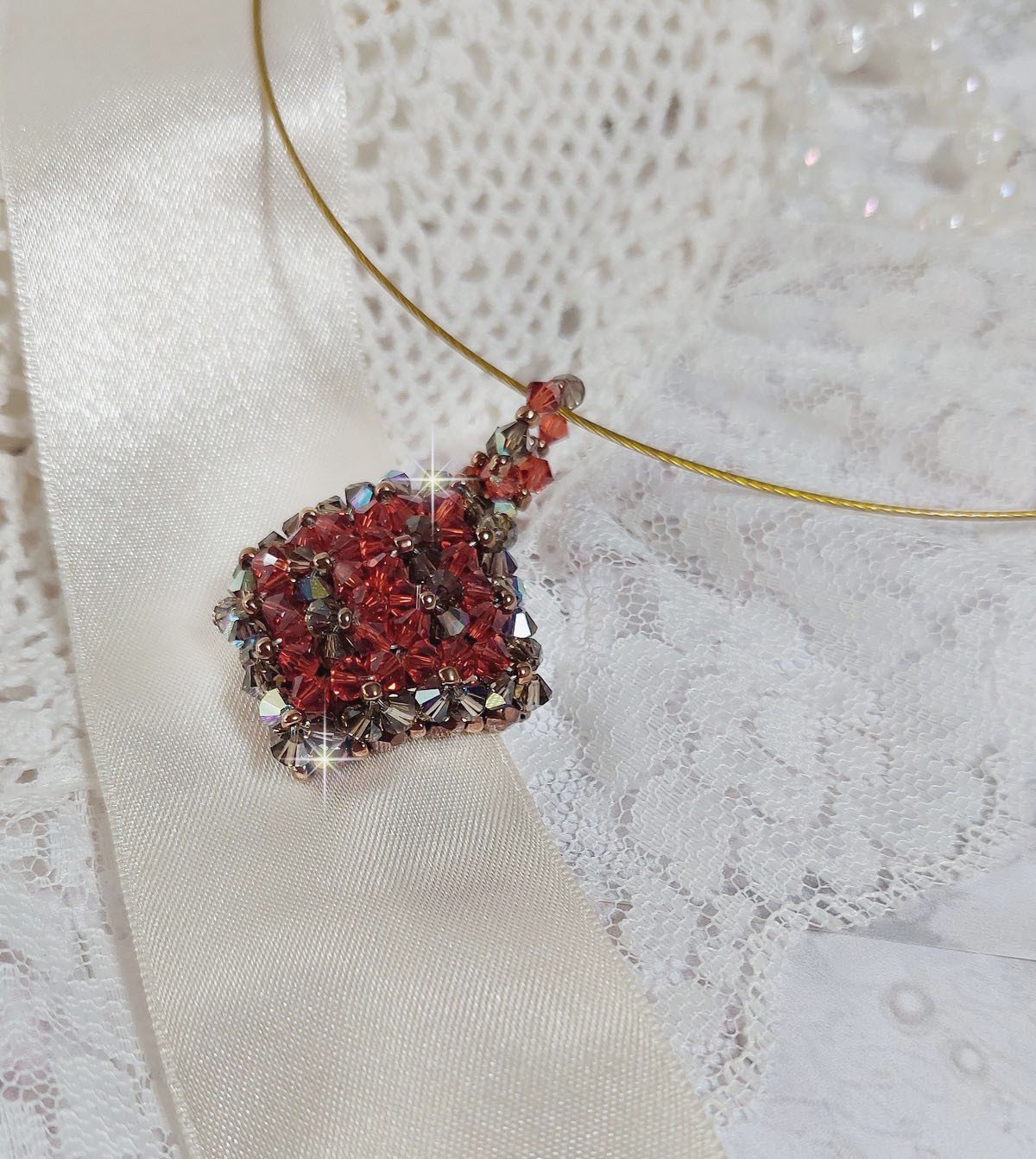 Pendente de camelo montado com facetas de cristal Swarovski e fiadeiras