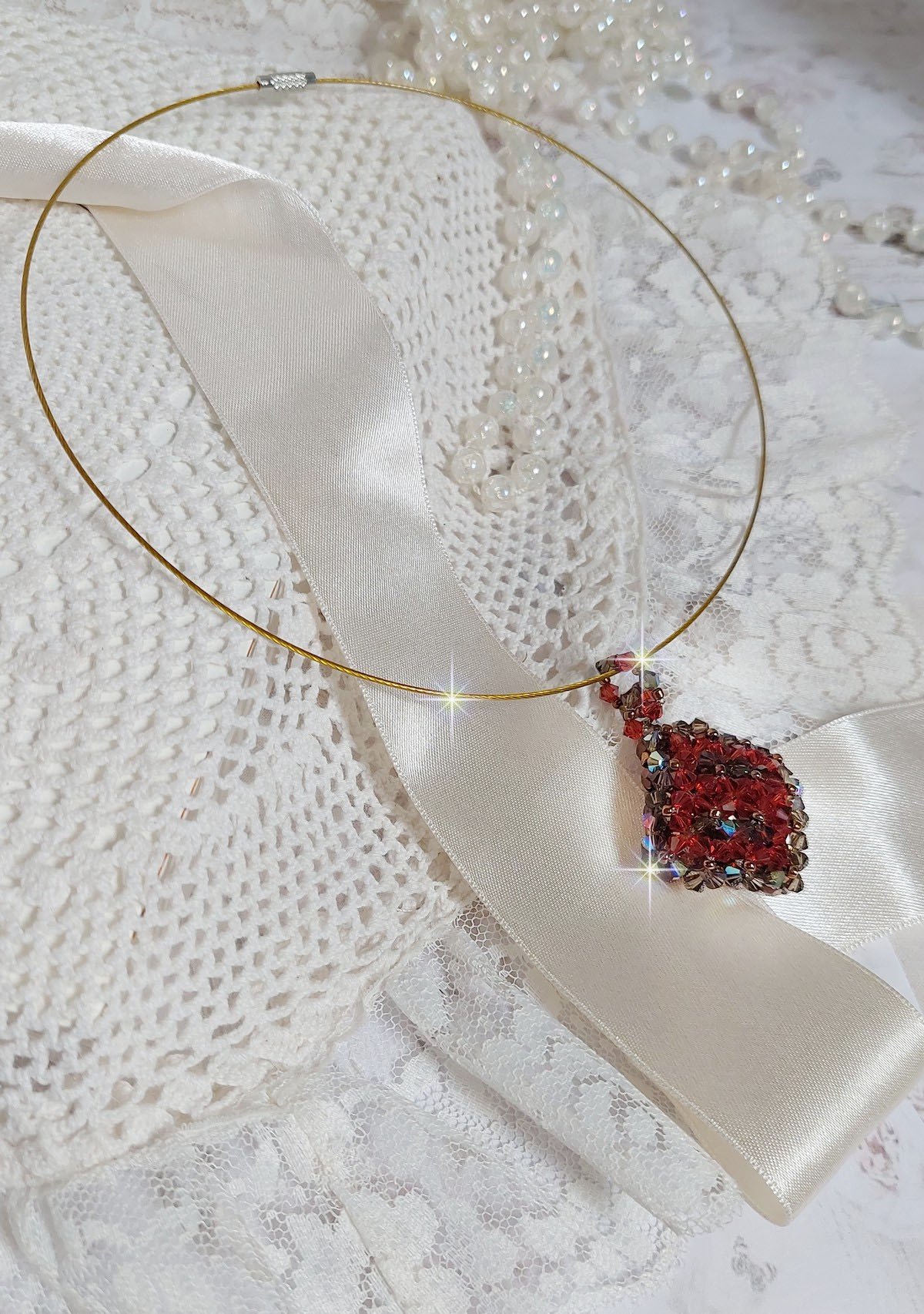 Pendente de camelo montado com facetas de cristal Swarovski e fiadeiras