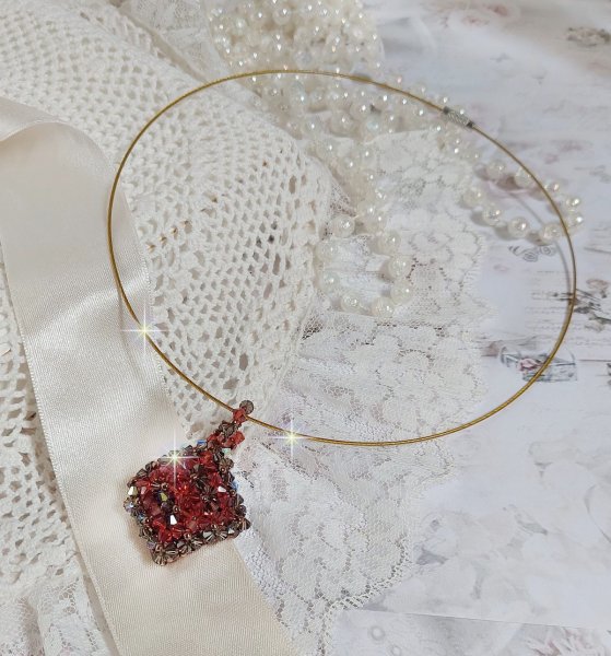 Pendente de camelo montado com facetas de cristal Swarovski e fiadeiras