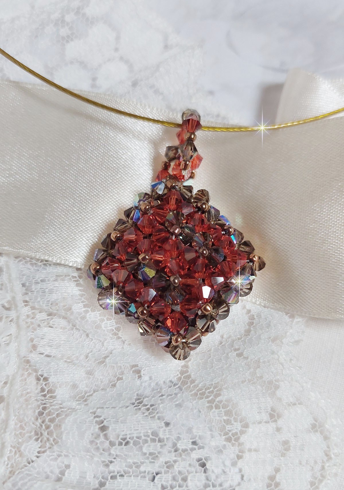 Pendente de camelo montado com facetas de cristal Swarovski e fiadeiras