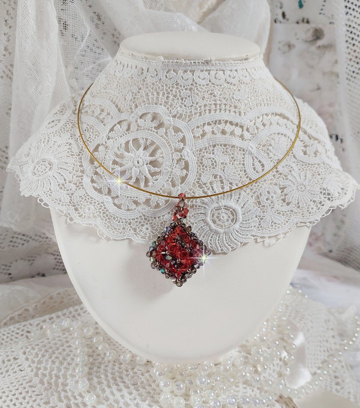 Pendente de camelo montado com facetas de cristal Swarovski e fiadeiras