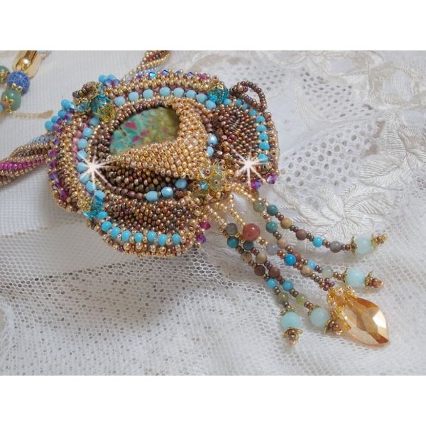 Collier pendentif Cheyenne brod&eacute; tout en rocailles de haute qualit&eacute; avec des pierres semi-pr&eacute;cieuses