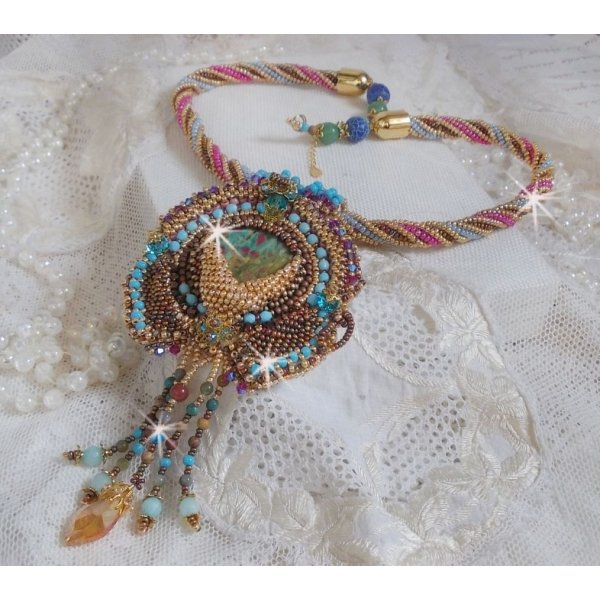 Collier pendentif Cheyenne brod&eacute; tout en rocailles de haute qualit&eacute; avec des pierres semi-pr&eacute;cieuses