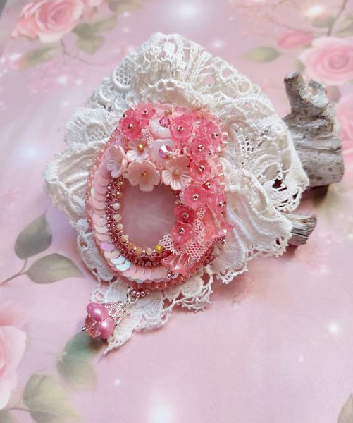 Pendentif C&oelig;ur de Quartz brod&eacute; avec cabochon Quartz, sequins, fleurs verres, dentelle et Perles Cristal Swarovski