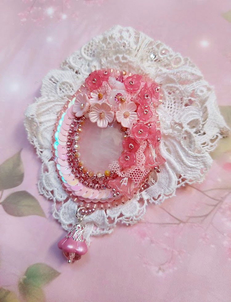 Pendentif C&oelig;ur de Quartz brod&eacute; avec cabochon Quartz, sequins, fleurs verres, dentelle et Perles Cristal Swarovski