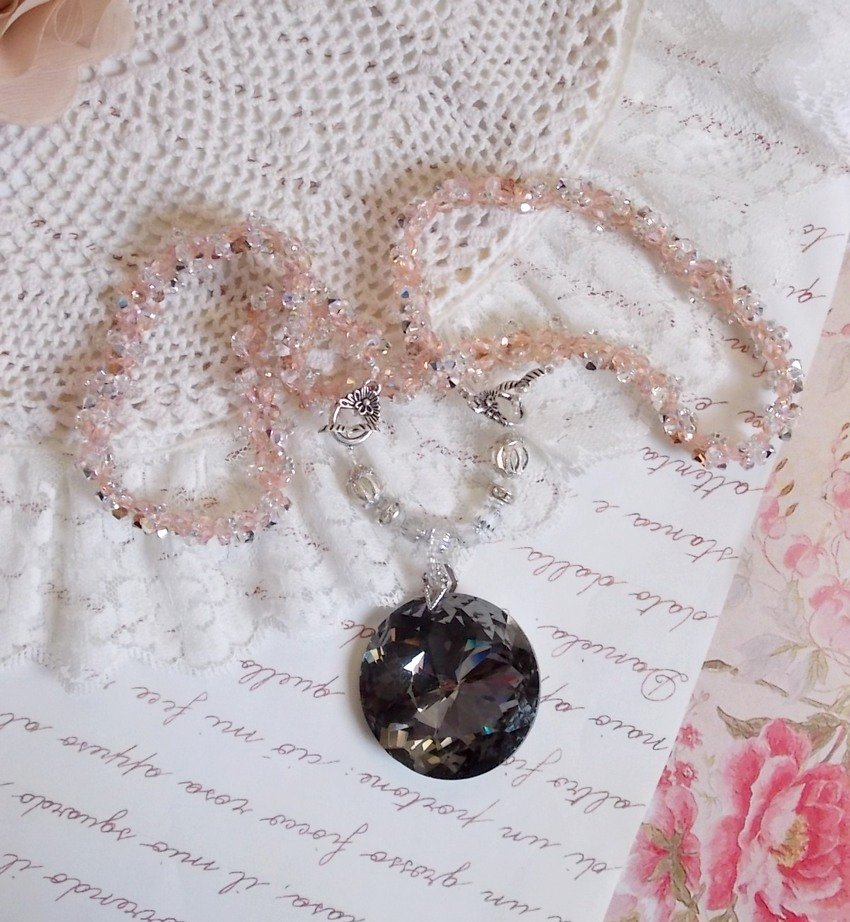 Colar pendente de Coco bordado com cristais Swarovski e um medalhão de cristal fumado