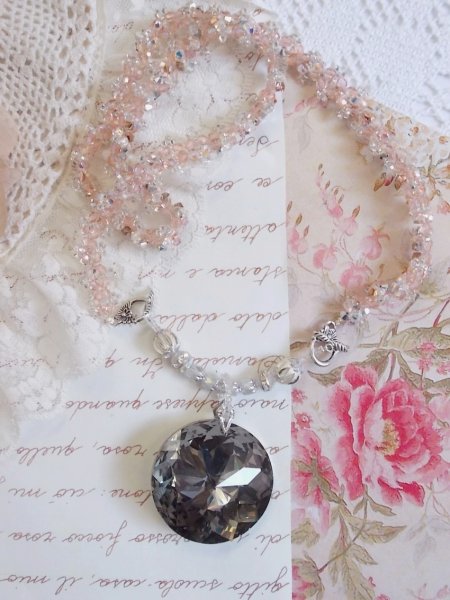 Colar pendente de Coco bordado com cristais Swarovski e um medalh&atilde;o de cristal fumado