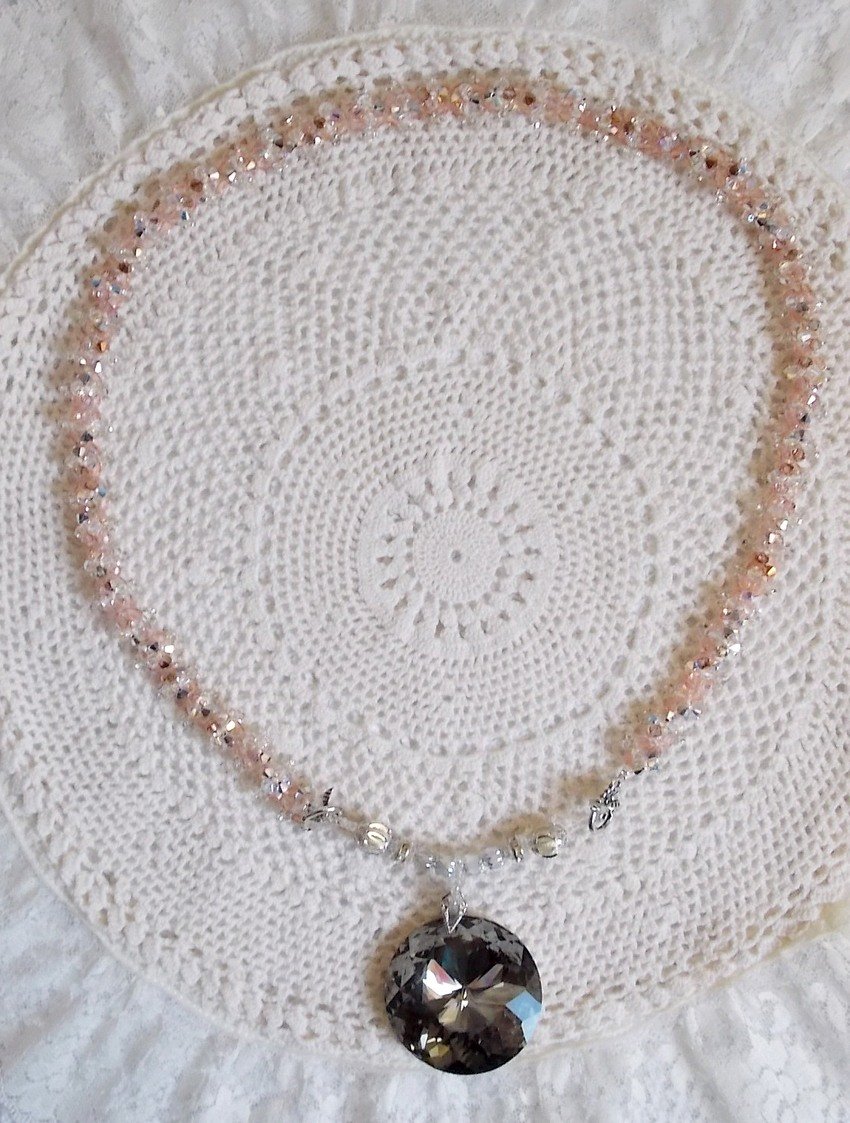 Colar pendente de Coco bordado com cristais Swarovski e um medalhão de cristal fumado
