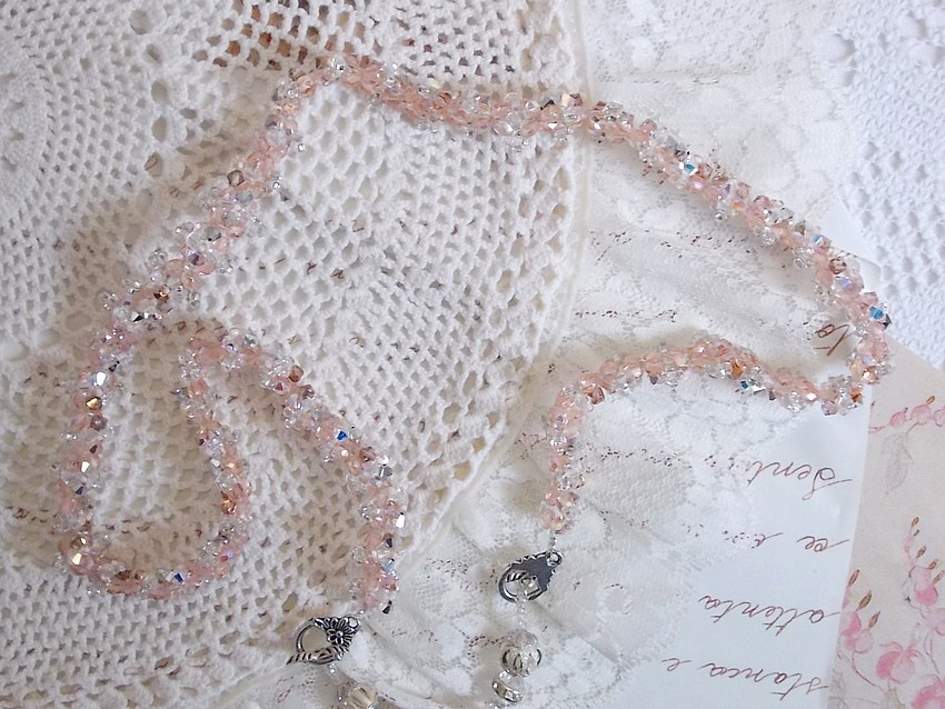 Colar pendente de Coco bordado com cristais Swarovski e um medalhão de cristal fumado