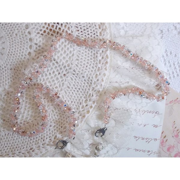 Colar pendente de Coco bordado com cristais Swarovski e um medalhão de cristal fumado