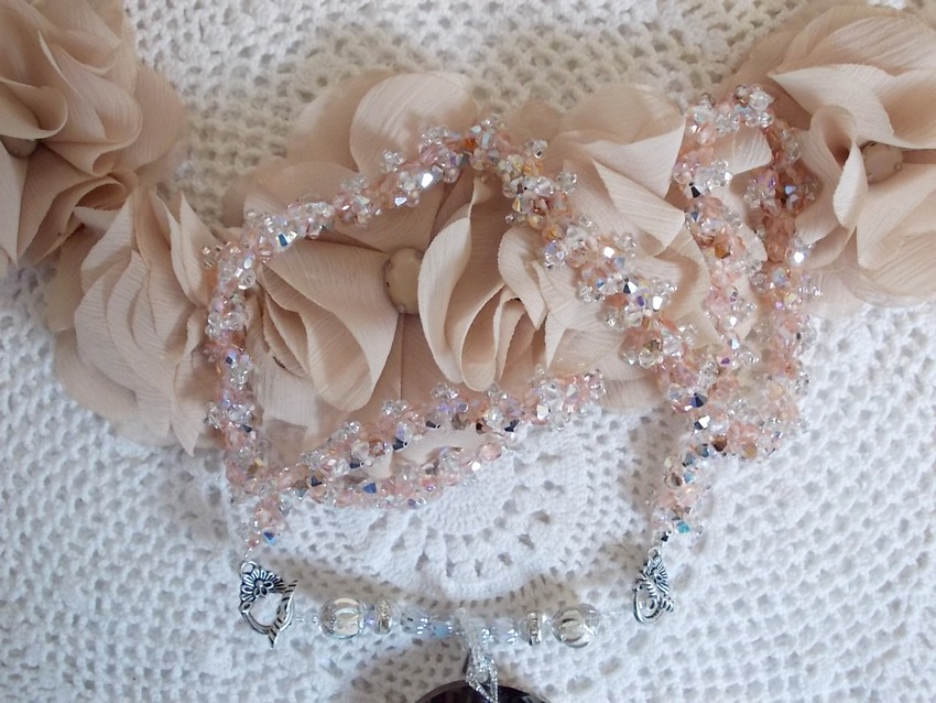 Colar pendente de Coco bordado com cristais Swarovski e um medalhão de cristal fumado