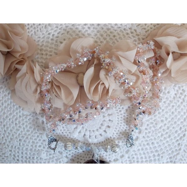 Colar pendente de Coco bordado com cristais Swarovski e um medalhão de cristal fumado