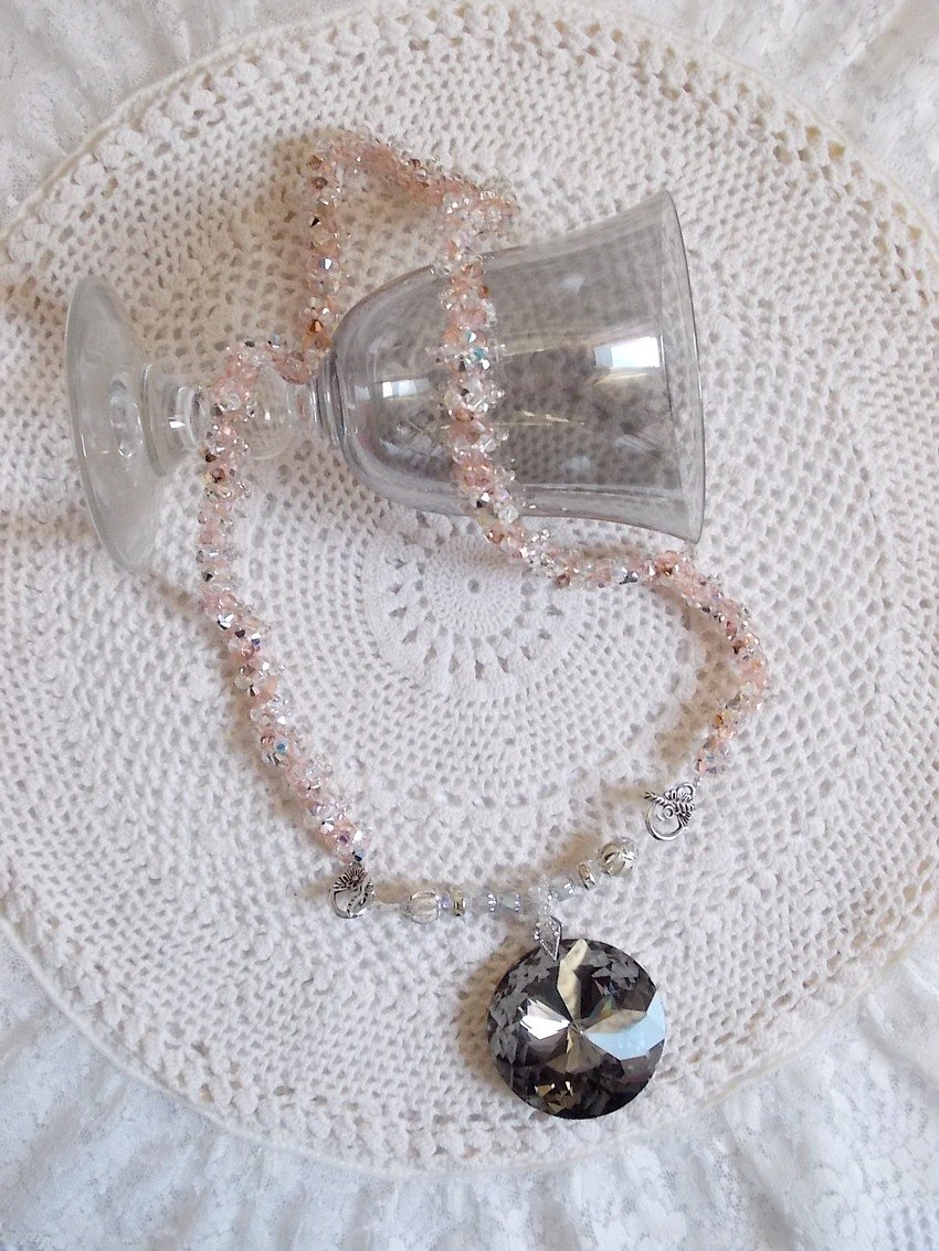 Colar pendente de Coco bordado com cristais Swarovski e um medalhão de cristal fumado