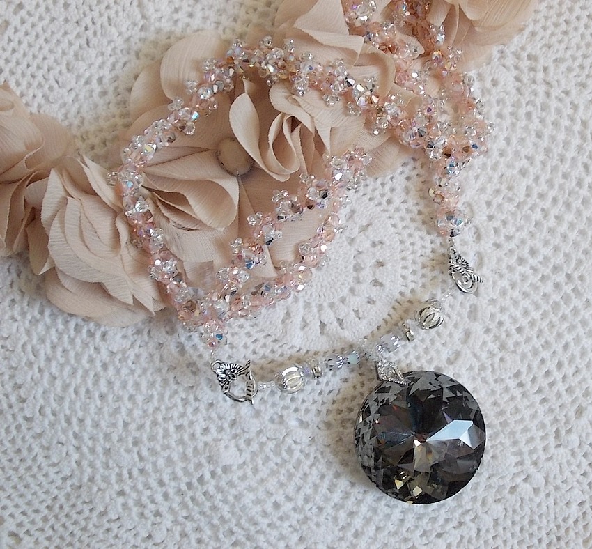 Colar pendente de Coco bordado com cristais Swarovski e um medalhão de cristal fumado