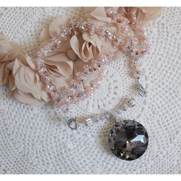 Colar pendente de Coco bordado com cristais Swarovski e um medalhão de cristal fumado