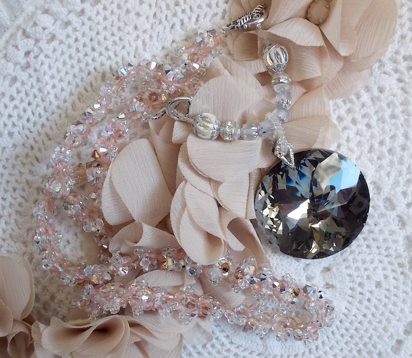Colar pendente de Coco bordado com cristais Swarovski e um medalhão de cristal fumado