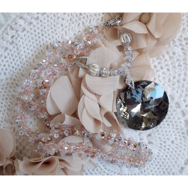 Colar pendente de Coco bordado com cristais Swarovski e um medalhão de cristal fumado