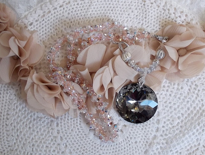 Colar pendente de Coco bordado com cristais Swarovski e um medalhão de cristal fumado