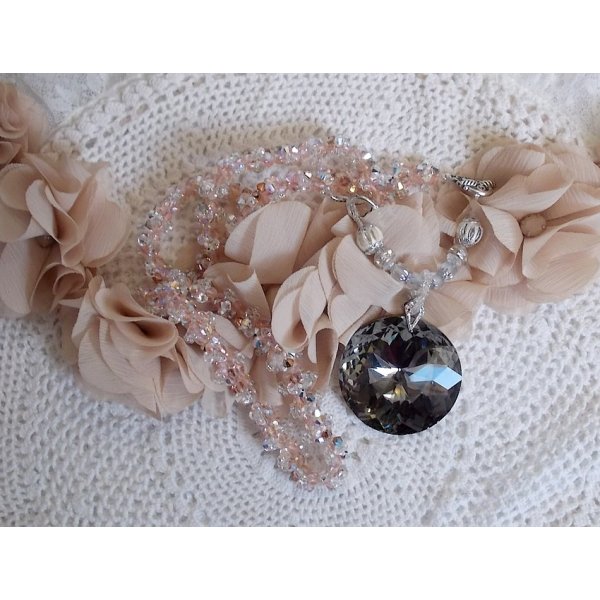 Colar pendente de Coco bordado com cristais Swarovski e um medalhão de cristal fumado