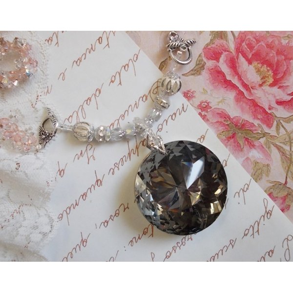 Colar pendente de Coco bordado com cristais Swarovski e um medalhão de cristal fumado