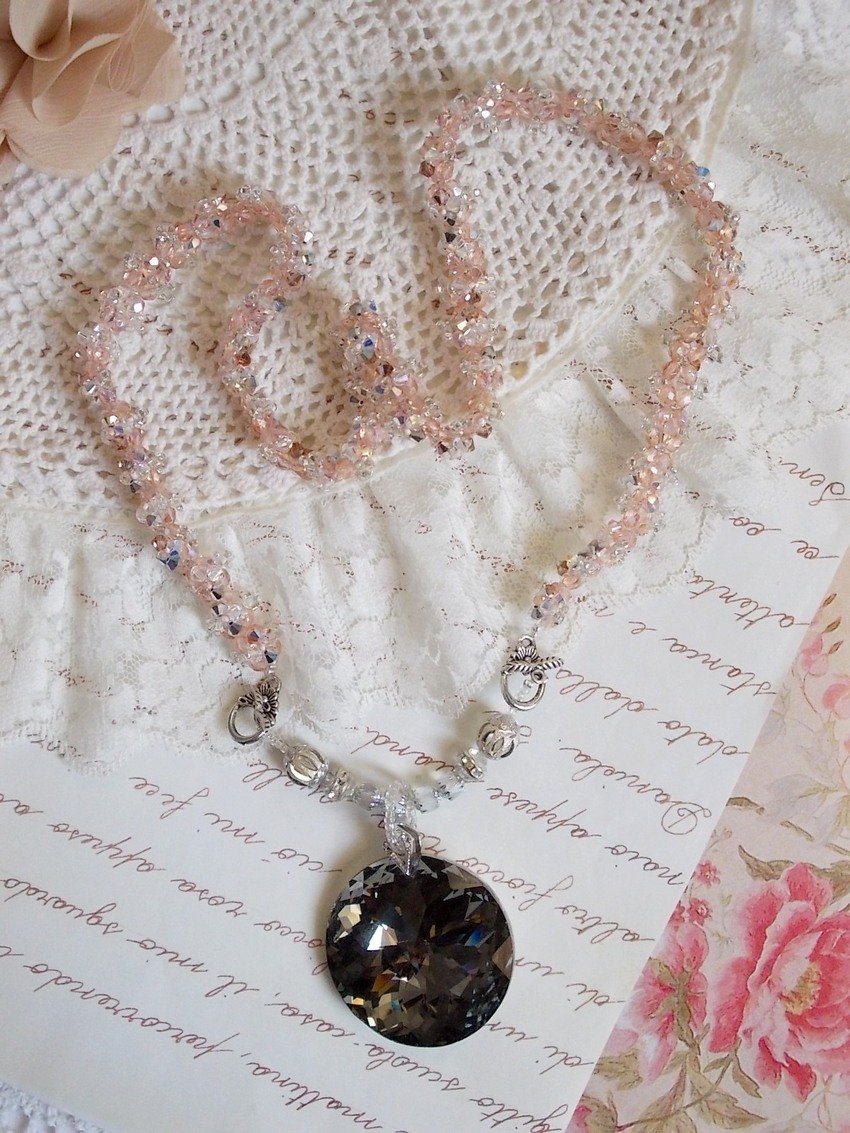 Colar pendente de Coco bordado com cristais Swarovski e um medalhão de cristal fumado