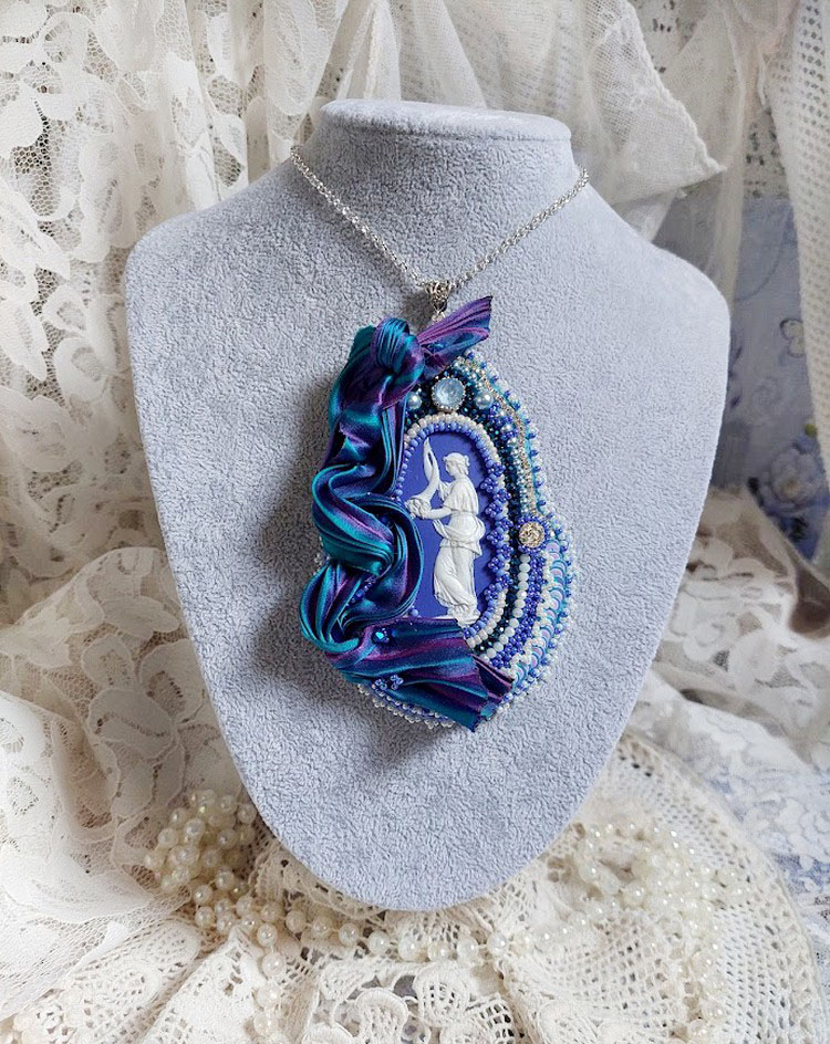 Pendentif Corne d&rsquo;Abondance brod&eacute; avec cabochon porcelaine, soie, sequins, rocailles et perles Cristal Swarovski