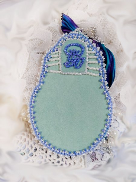Pendentif Corne d&rsquo;Abondance brod&eacute; avec cabochon porcelaine, soie, sequins, rocailles et perles Cristal Swarovski