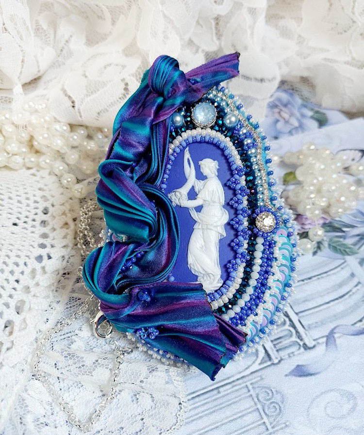 Pendentif Corne d&rsquo;Abondance brod&eacute; avec cabochon porcelaine, soie, sequins, rocailles et perles Cristal Swarovski