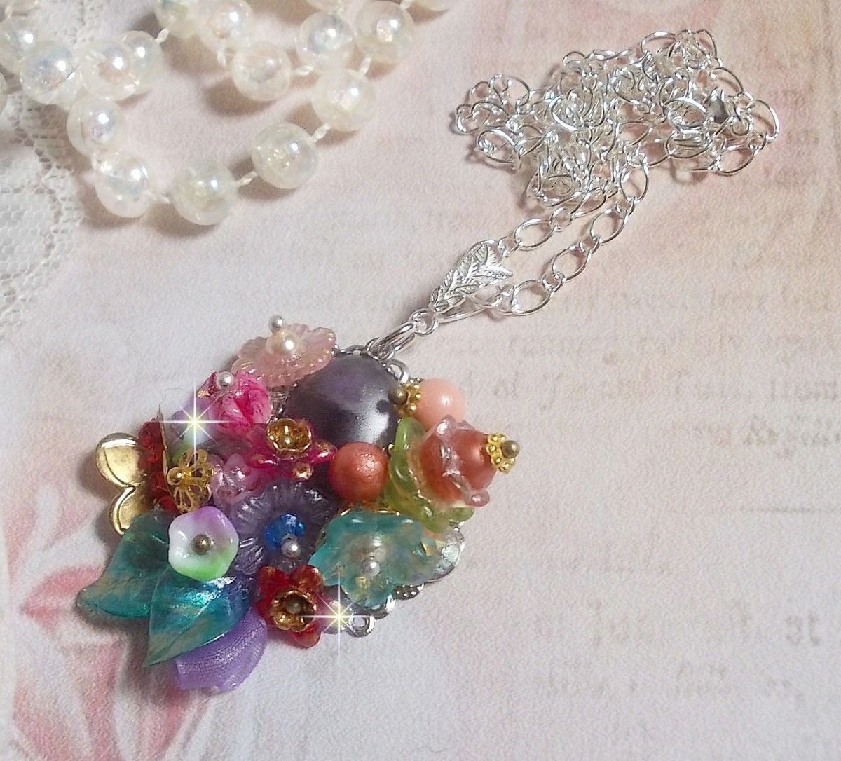 Pingente da Coroa Chic da Primavera criado com várias flores, pérolas, Murano, cristais, ametista e outros com uma corrente de prata