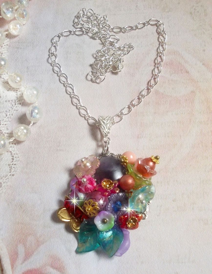 Pingente da Coroa Chic da Primavera criado com várias flores, pérolas, Murano, cristais, ametista e outros com uma corrente de prata