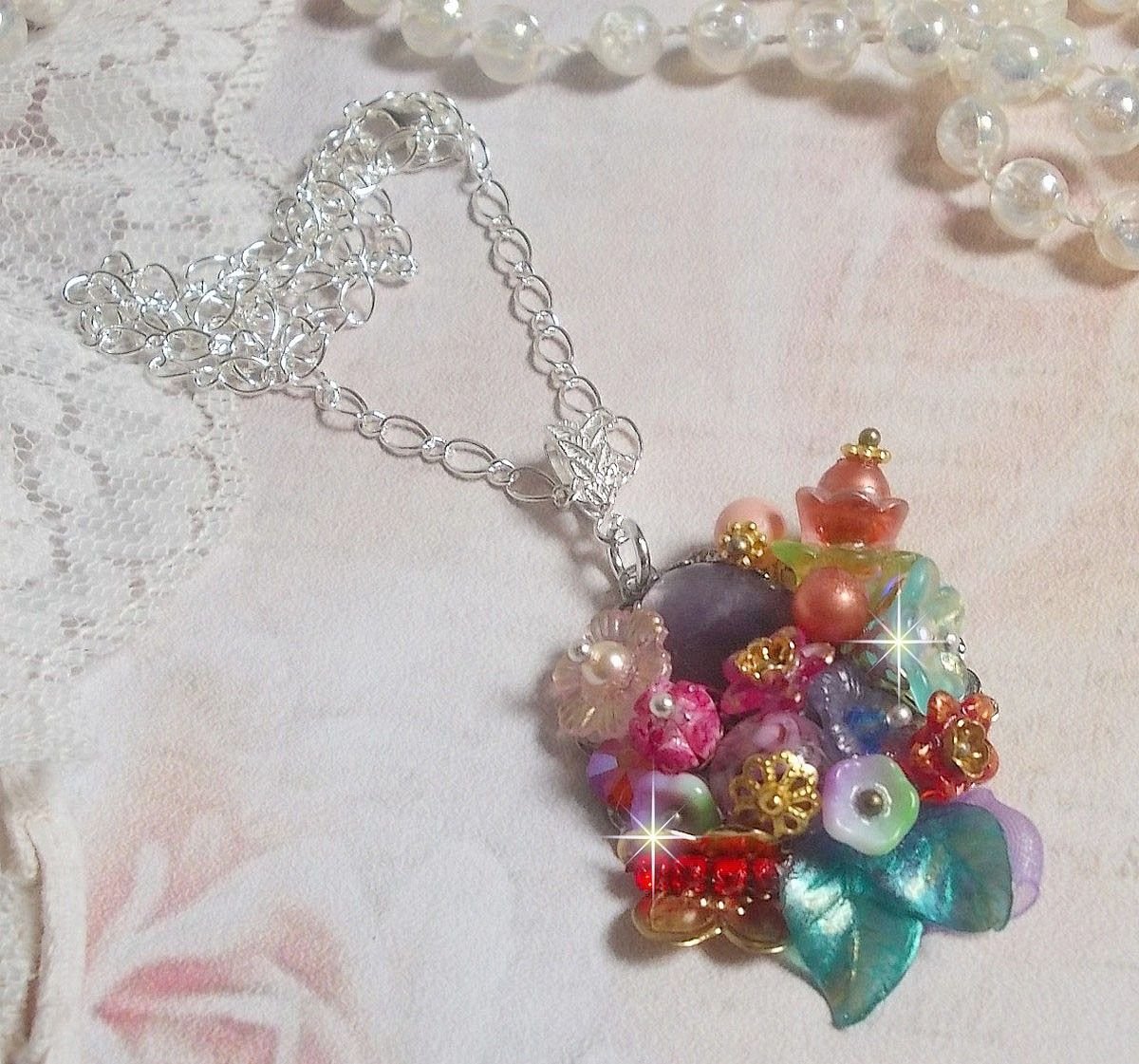 Pingente da Coroa Chic da Primavera criado com várias flores, pérolas, Murano, cristais, ametista e outros com uma corrente de prata