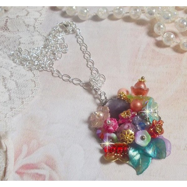 Pingente da Coroa Chic da Primavera criado com v&aacute;rias flores, p&eacute;rolas, Murano, cristais, ametista e outros com uma corrente de prata