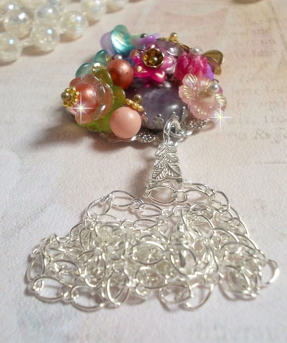 Pingente da Coroa Chic da Primavera criado com várias flores, pérolas, Murano, cristais, ametista e outros com uma corrente de prata