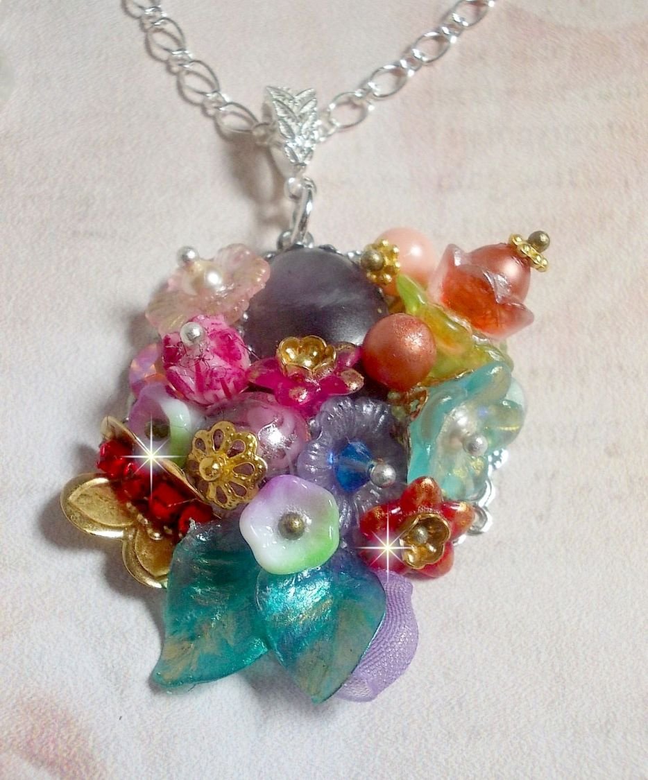 Pingente da Coroa Chic da Primavera criado com várias flores, pérolas, Murano, cristais, ametista e outros com uma corrente de prata