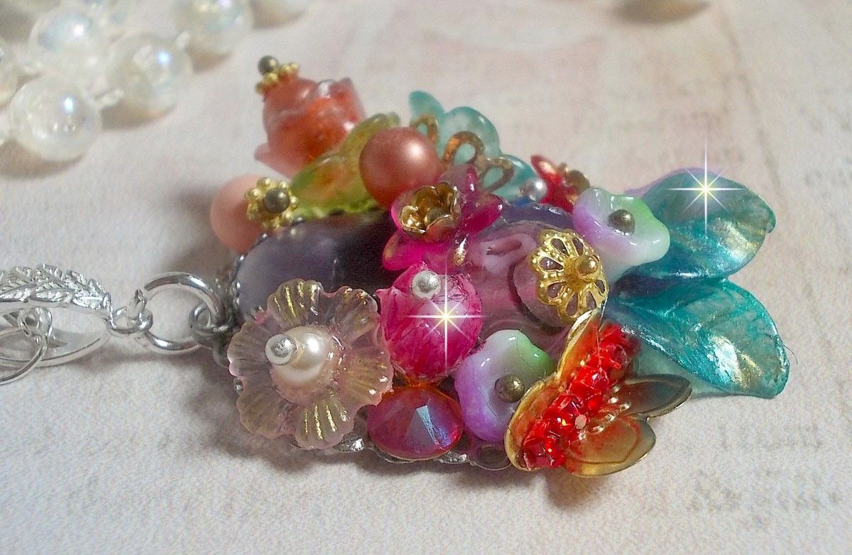 Pingente da Coroa Chic da Primavera criado com várias flores, pérolas, Murano, cristais, ametista e outros com uma corrente de prata