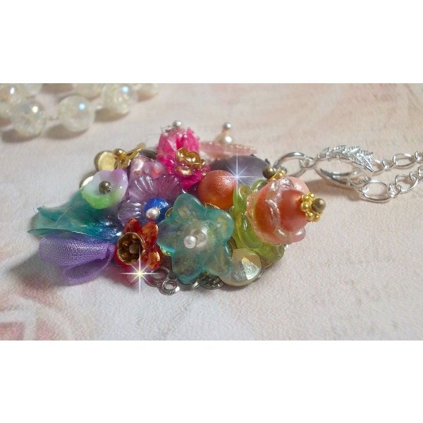 Pingente da Coroa Chic da Primavera criado com várias flores, pérolas, Murano, cristais, ametista e outros com uma corrente de prata