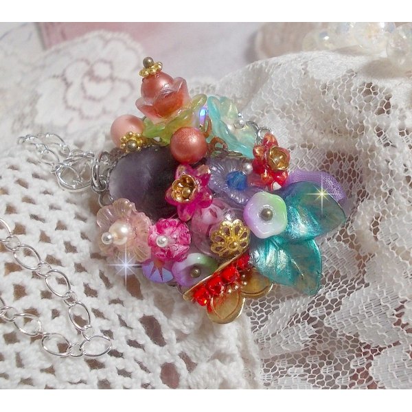 Pingente da Coroa Chic da Primavera criado com v&aacute;rias flores, p&eacute;rolas, Murano, cristais, ametista e outros com uma corrente de prata